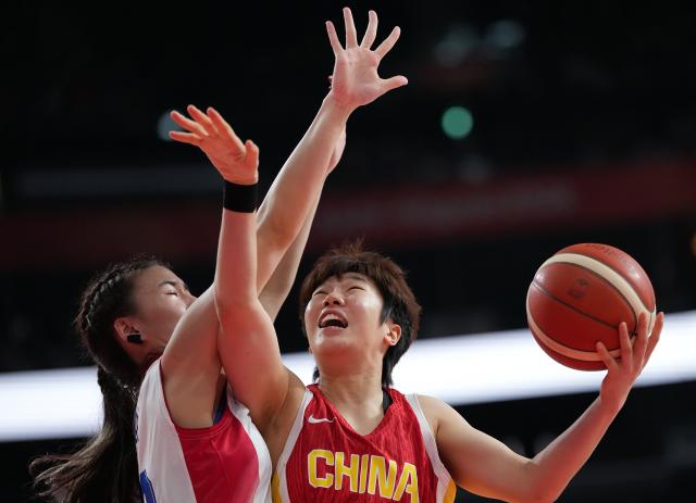 (260919) -- NAGOYA, Sept. 19, 2026 (Xinhua) -- Chen Yujie (R) of China competes during the women's group A basketball match between Thailand and China at the 20th Asian Games Aichi-Nagoya 2026 in Nagoya, Japan, Sept. 19, 2026. (Xinhua/Luo Yuan)