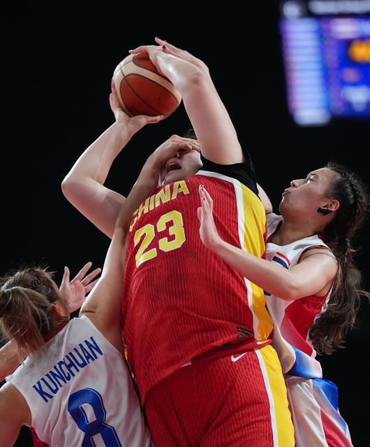 (260919) -- NAGOYA, Sept. 19, 2026 (Xinhua) -- Liu Yutong (C) of China vies with Supavadee Kunchuan (L) and Priscilla Jensen of Thailand during the women's group A basketball match between Thailand and China at the 20th Asian Games Aichi-Nagoya 2026 in Nagoya, Japan, Sept. 19, 2026. (Xinhua/Luo Yuan)