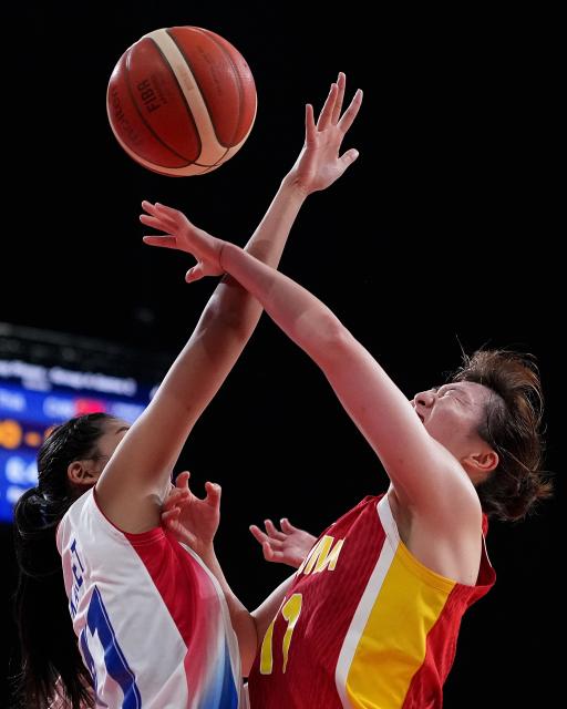 (260919) -- NAGOYA, Sept. 19, 2026 (Xinhua) -- Luo Xinyu (R) of China vies with Chosita Sakaret of Thailand during the women's group A basketball match between Thailand and China at the 20th Asian Games Aichi-Nagoya 2026 in Nagoya, Japan, Sept. 19, 2026. (Xinhua/Luo Yuan)