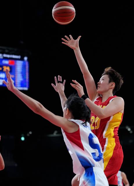 (260919) -- NAGOYA, Sept. 19, 2026 (Xinhua) -- Sun Yu (R) of China shoots during the women's group A basketball match between Thailand and China at the 20th Asian Games Aichi-Nagoya 2026 in Nagoya, Japan, Sept. 19, 2026. (Xinhua/Luo Yuan)