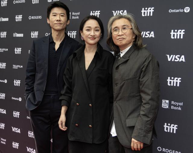 (260919) -- TORONTO, Sept. 19, 2026 (Xinhua) -- Director Peter Ho-Sun Chan (R), actors Zhou Xun (C) and Wang Xiao pose for photos at the world premiere of the film "The Road Not Taken" during the 2026 Toronto International Film Festival (TIFF) in Toronto, Canada, on Sept. 18, 2026. (Photo by Zou Zheng/Xinhua)