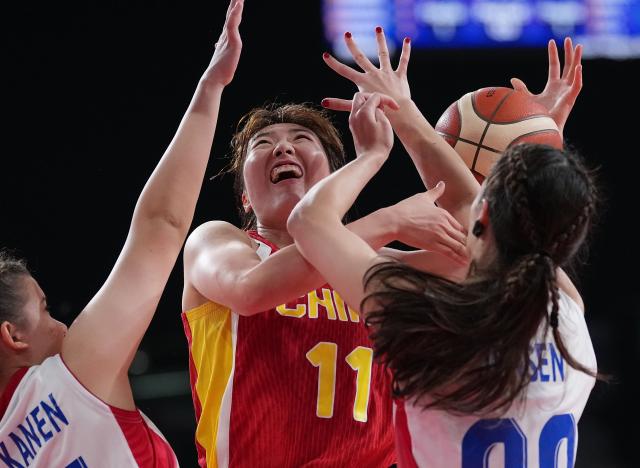 (260919) -- NAGOYA, Sept. 19, 2026 (Xinhua) -- Luo Xinyu (C) of China competes during the women's group A basketball match between Thailand and China at the 20th Asian Games Aichi-Nagoya 2026 in Nagoya, Japan, Sept. 19, 2026. (Xinhua/Luo Yuan)