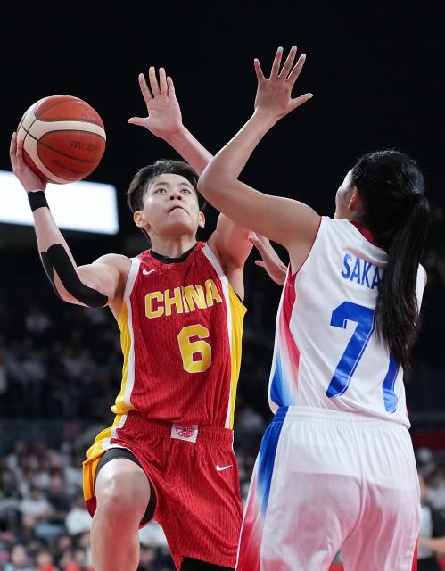 (260919) -- NAGOYA, Sept. 19, 2026 (Xinhua) -- Yang Shuyu (L) of China vies with Chosita Sakaret of Thailand during the women's group A basketball match between Thailand and China at the 20th Asian Games Aichi-Nagoya 2026 in Nagoya, Japan, Sept. 19, 2026. (Xinhua/Luo Yuan)