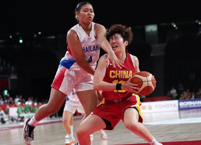 (260919) -- NAGOYA, Sept. 19, 2026 (Xinhua) -- Chen Yujie (R) of China vies with Phanthira Phanbot of Thailand during the women's group A basketball match between Thailand and China at the 20th Asian Games Aichi-Nagoya 2026 in Nagoya, Japan, Sept. 19, 2026. (Xinhua/Luo Yuan)