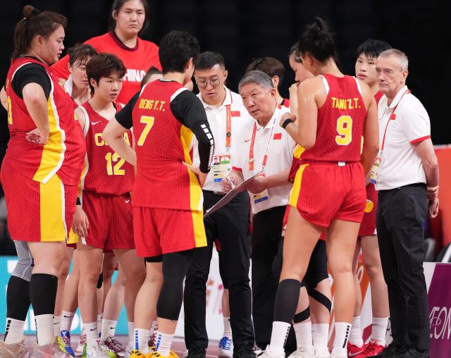 (260919) -- NAGOYA, Sept. 19, 2026 (Xinhua) -- Gong Luming (6th R), head coach of China, instructs players during the women's group A basketball match between Thailand and China at the 20th Asian Games Aichi-Nagoya 2026 in Nagoya, Japan, Sept. 19, 2026. (Xinhua/Luo Yuan)