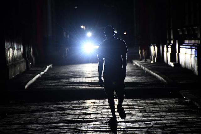 (260919) -- HAVANA, Sept. 19, 2026 (Xinhua) -- A citizen walks along a street at night during a nationwide blackout in Havana, capital of Cuba, Sept. 18, 2026. Cuba suffered another nationwide blackout on Friday after its national power grid completely collapsed, state utility Union Electrica (UNE) said. (Photo by Joaquin Hernandez/Xinhua)
