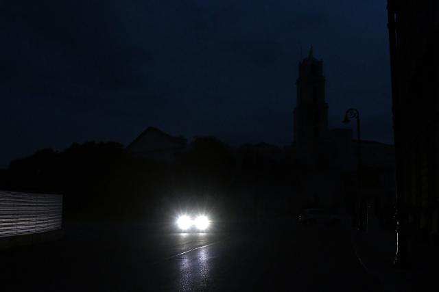 (260919) -- HAVANA, Sept. 19, 2026 (Xinhua) -- A vehicle drives on a road during a nationwide blackout in Havana, capital of Cuba, Sept. 18, 2026. Cuba suffered another nationwide blackout on Friday after its national power grid completely collapsed, state utility Union Electrica (UNE) said. (Photo by Joaquin Hernandez/Xinhua)