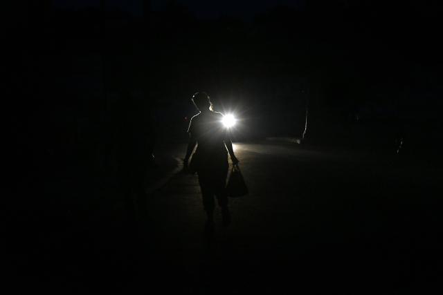 (260919) -- HAVANA, Sept. 19, 2026 (Xinhua) -- A citizen walks along a street at night during a nationwide blackout in Havana, capital of Cuba, Sept. 18, 2026. Cuba suffered another nationwide blackout on Friday after its national power grid completely collapsed, state utility Union Electrica (UNE) said. (Photo by Joaquin Hernandez/Xinhua)