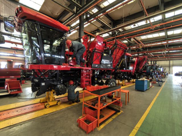 (260919) -- SONGYUAN, Sept. 19, 2026 (Xinhua) -- This photo taken with a mobile phone shows workers assembling a corn harvester at a workshop of Mushen Agricultural Machinery Co., Ltd. in Songyuan, northeast China's Jilin Province, June 17, 2026. TO GO WITH "China Focus: Smart gears open new possibilities in China's fields" (Xinhua/Xue Qinfeng)