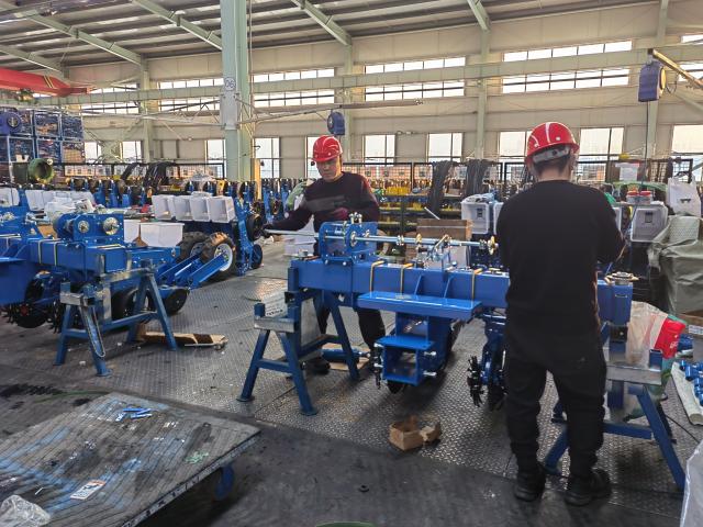 (260919) -- SIPING, Sept. 19, 2026 (Xinhua) -- This photo taken with a mobile phone shows workers assembling components at a workshop of Jilin Kangda Agricultural Machinery Co., Ltd. in Siping, northeast China's Jilin Province, Jan. 29, 2026. TO GO WITH "China Focus: Smart gears open new possibilities in China's fields" (Xinhua/Xue Qinfeng)