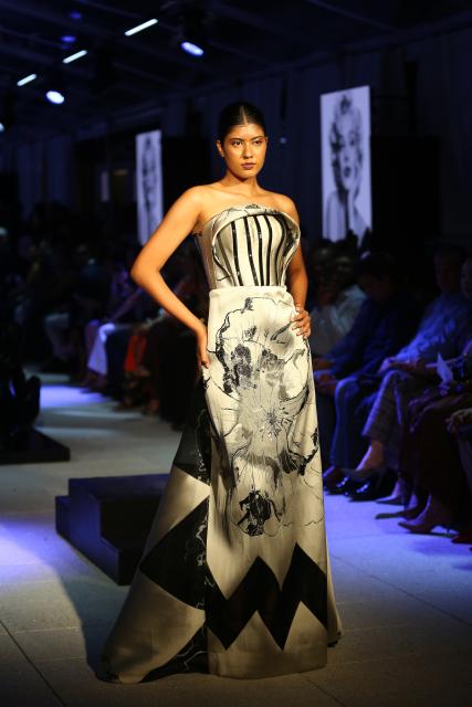 (260919) -- COLOMBO, Sept. 19, 2026 (Xinhua) -- A model showcases a design during the "Couture + Trousseau" special event of Colombo Fashion Week in Colombo, Sri Lanka, on Sept. 17, 2026. The event, running from Sept. 17 to 19, features collections by Sri Lankan designers as well as designers from India, China, and Pakistan. (Photo by Ajith Perera/Xinhua)
