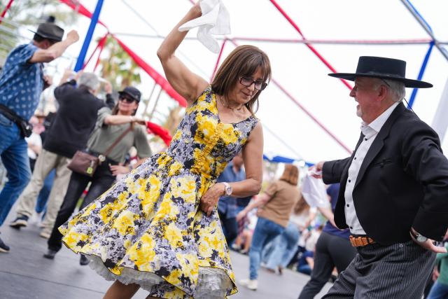 (260919) -- SANTIAGO, Sept. 19, 2026 (Xinhua) -- People take part in a cueca dance at a Chilean fonda, a traditional festive gathering and venue for the Independence Day celebrations, in Santiago, Chile, Sept. 18, 2026. Traditional Chilean fondas were set up across Santiago on Friday to celebrate the Independence Day. (Xinhua/Zhou Jiayi)