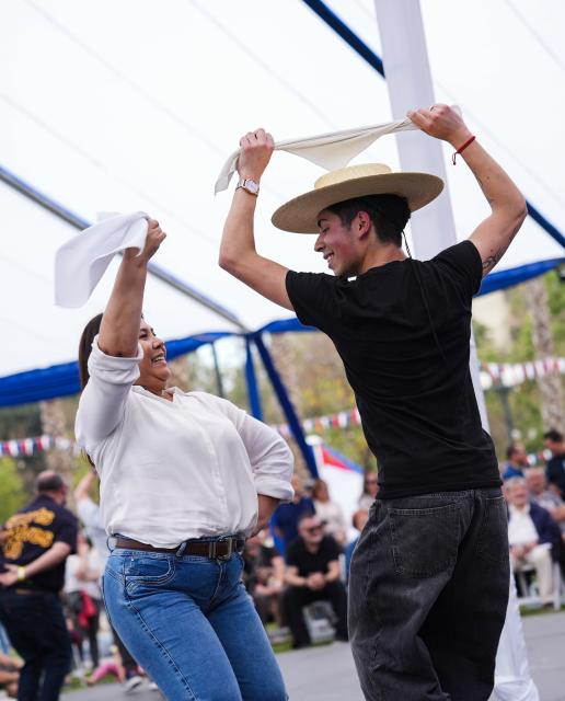 (260919) -- SANTIAGO, Sept. 19, 2026 (Xinhua) -- People take part in a cueca dance at a Chilean fonda, a traditional festive gathering and venue for the Independence Day celebrations, in Santiago, Chile, Sept. 18, 2026. Traditional Chilean fondas were set up across Santiago on Friday to celebrate the Independence Day. (Xinhua/Zhou Jiayi)