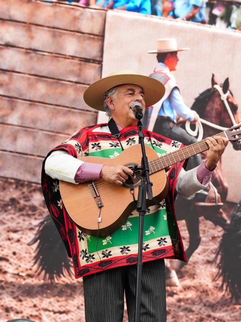 (260919) -- SANTIAGO, Sept. 19, 2026 (Xinhua) -- A man performs at a Chilean fonda, a traditional festive gathering and venue for the Independence Day celebrations, in Santiago, Chile, Sept. 18, 2026. Traditional Chilean fondas were set up across Santiago on Friday to celebrate the Independence Day. (Xinhua/Zhou Jiayi)