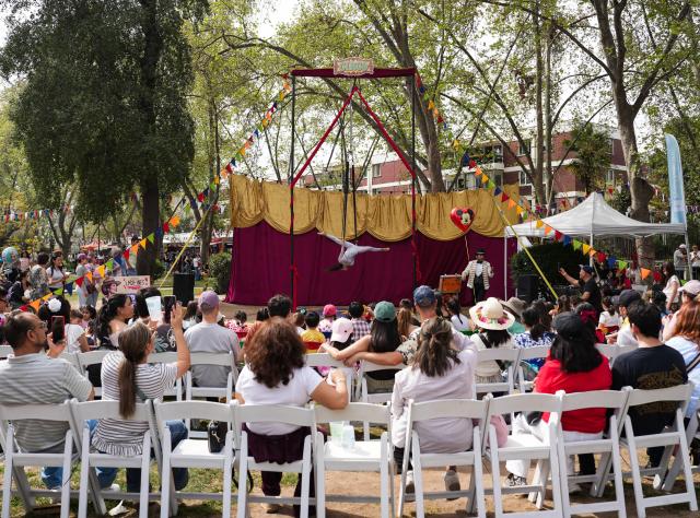 (260919) -- SANTIAGO, Sept. 19, 2026 (Xinhua) -- People watch an acrobatic performance at a Chilean fonda, a traditional festive gathering and venue for the Independence Day celebrations, in Santiago, Chile, Sept. 18, 2026. Traditional Chilean fondas were set up across Santiago on Friday to celebrate the Independence Day. (Xinhua/Zhou Jiayi)