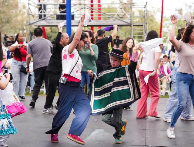 (260919) -- SANTIAGO, Sept. 19, 2026 (Xinhua) -- People take part in a traditional cueca dance at a Chilean fonda in Santiago, Chile, Sept. 18, 2026. Traditional Chilean fondas were set up across Santiago on Friday to celebrate the Independence Day. (Xinhua/Zhou Jiayi)