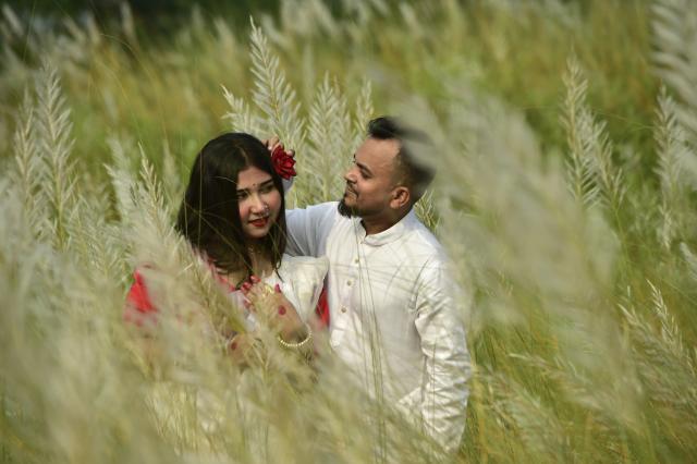 (260919) -- KERANIGANJ, Sept. 19, 2026 (Xinhua) -- People visit a field of blooming kans grass flowers in Keraniganj, Bangladesh, Sept. 18, 2026. (Photo by Habibur Rahman/Xinhua)