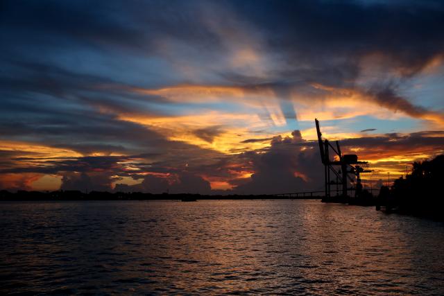 (260919) -- YANGON, Sept. 19, 2026 (Xinhua) -- This photo taken on Sept. 18, 2026 shows a view of the sunset glow in Yangon, Myanmar. (Xinhua/Myo Kyaw Soe)