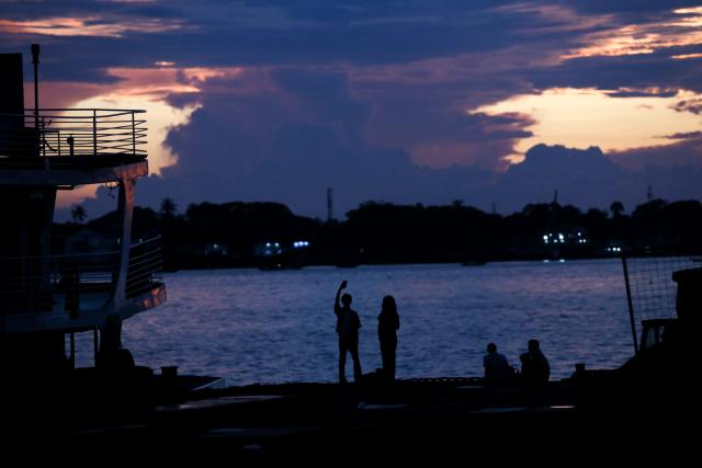 (260919) -- YANGON, Sept. 19, 2026 (Xinhua) -- People watch the sunset at Botahtaung Harbour in Yangon, Myanmar, Sept. 18, 2026. (Xinhua/Myo Kyaw Soe)
