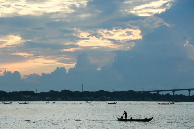 (260919) -- YANGON, Sept. 19, 2026 (Xinhua) -- This photo taken on Sept. 18, 2026 shows a view of the sunset glow in Yangon, Myanmar. (Xinhua/Myo Kyaw Soe)