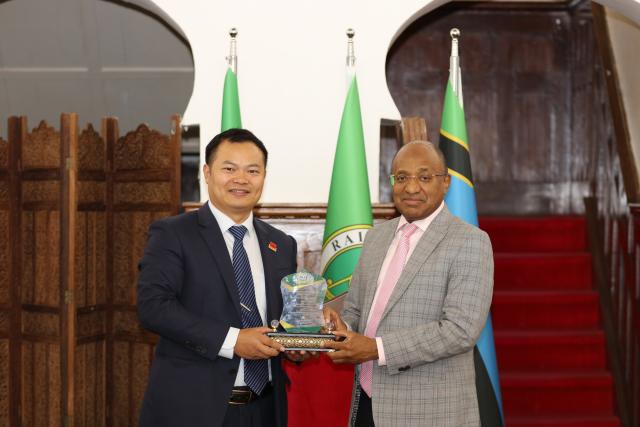 (260919) -- ZANZIBAR, Sept. 19, 2026 (Xinhua) -- Tanzania's Zanzibar President Hussein Ali Mwinyi presents plaques of appreciation to a representative of the institutions that dispatched Chinese doctors in Zanzibar, Tanzania, on Sept. 17, 2026. TO GO WITH "Tanzania's Zanzibar president commends 35th Chinese medical team as mission concludes" (The 35th Chinese medical team in Zanzibar/Handout via Xinhua)