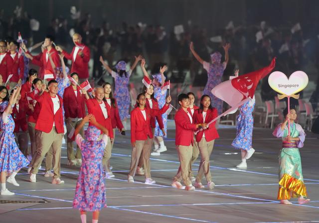 (260919) -- NAGOYA, Sept. 19, 2026 (Xinhua) -- The delegation of Singapore parades into the stadium during the opening ceremony of the 20th Asian Games Aichi-Nagoya 2026 in Nagoya, Japan, Sept. 19, 2026. (Xinhua/Lui Siu Wai)