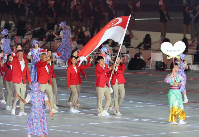 (260919) -- NAGOYA, Sept. 19, 2026 (Xinhua) -- The delegation of Singapore parades during the opening ceremony of the 20th Asian Games Aichi-Nagoya 2026 in Nagoya, Japan, Sept. 19, 2026. (Xinhua/Yao Qilin)