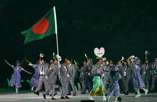 (260919) -- NAGOYA, Sept. 19, 2026 (Xinhua) -- Delegation of Bangladesh parades into the stadium during the opening ceremony of the 20th Asian Games Aichi-Nagoya 2026 in Nagoya, Japan, Sept. 19, 2026. (Xinhua/Li Bo)