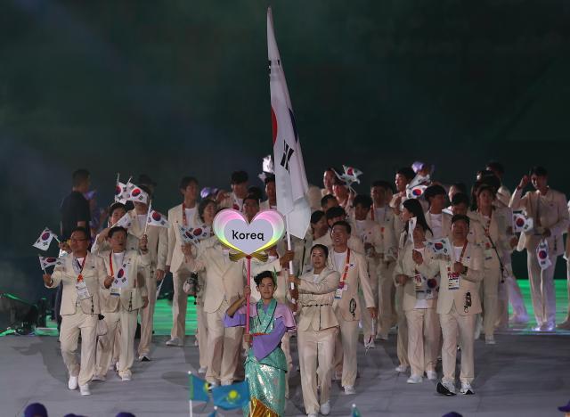 (260919) -- NAGOYA, Sept. 19, 2026 (Xinhua) -- The delegation of South Korea parades into the stadium during the opening ceremony of the 20th Asian Games Aichi-Nagoya 2026 in Nagoya, Japan, Sept. 19, 2026. (Xinhua/Li Bo)