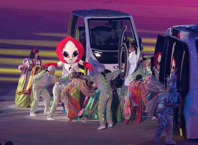 (260919) -- NAGOYA, Sept. 19, 2026 (Xinhua) -- Artists perform during the opening ceremony of the 20th Asian Games Aichi-Nagoya 2026 in Nagoya, Japan, Sept. 19, 2026. (Xinhua/Yao Qilin)