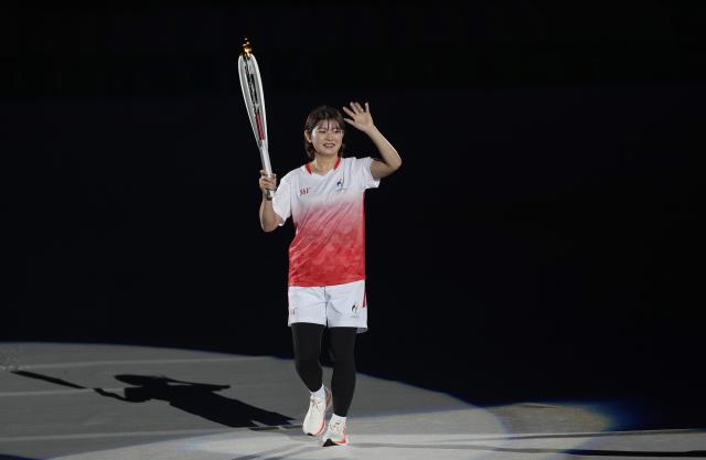 (260919) -- NAGOYA, Sept. 19, 2026 (Xinhua) -- Torch bearer Takahashi Ayaka relays the torch during the opening ceremony of the 20th Asian Games Aichi-Nagoya 2026 in Nagoya, Japan, Sept. 19, 2026. (Xinhua/Cen Yunpeng)