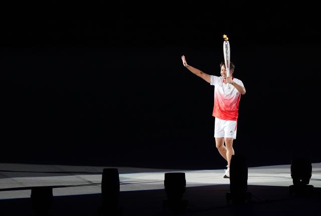 (260919) -- NAGOYA, Sept. 19, 2026 (Xinhua) -- Torch bearer Kitajima Kosuke relays the torch during the opening ceremony of the 20th Asian Games Aichi-Nagoya 2026 in Nagoya, Japan, Sept. 19, 2026. (Xinhua/Lui Siu Wai)