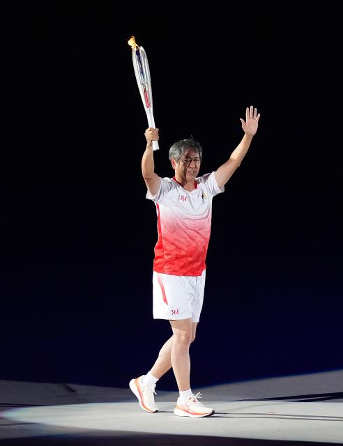 (260919) -- NAGOYA, Sept. 19, 2026 (Xinhua) -- Torch bearer Ito Koji relays the torch during the opening ceremony of the 20th Asian Games Aichi-Nagoya 2026 in Nagoya, Japan, Sept. 19, 2026. (Xinhua/Lui Siu Wai)