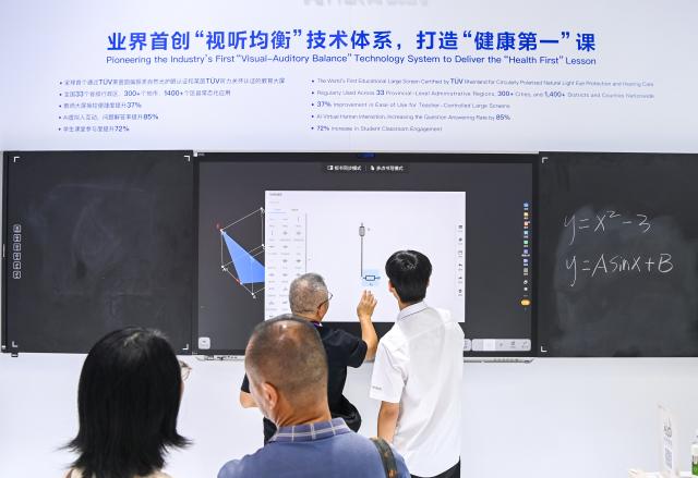 (260919) -- NANNING, Sept. 19, 2026 (Xinhua) -- Visitors experience an AI-powered blackboard during the 23rd China-ASEAN Expo in Nanning, south China's Guangxi Zhuang Autonomous Region, Sept. 18, 2026. AI-related products have taken center stage at the ongoing 23rd China-ASEAN Expo, which attracts more than 3,400 companies from China, the Association of Southeast Asian Nations (ASEAN) and beyond. (Xinhua/Cao Yiming)