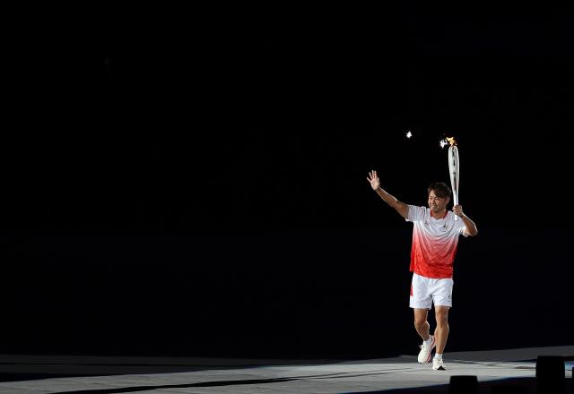 (260919) -- NAGOYA, Sept. 19, 2026 (Xinhua) -- Torch bearer Kitajima Kosuke runs with the torch during the opening ceremony of the 20th Asian Games Aichi-Nagoya 2026 in Nagoya, Japan, Sept. 19, 2026. (Xinhua/Li Bo)