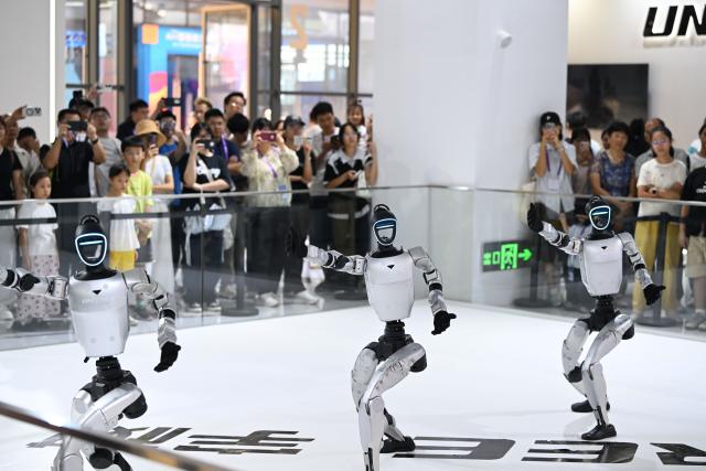 (260919) -- NANNING, Sept. 19, 2026 (Xinhua) -- Humanoid robots dance at the 23rd China-ASEAN Expo in Nanning, south China's Guangxi Zhuang Autonomous Region, Sept. 19, 2026. Multiple intelligent robots were showcased and demonstrated a variety of skills at the China-ASEAN Expo. (Xinhua/Huang Xiaobang)