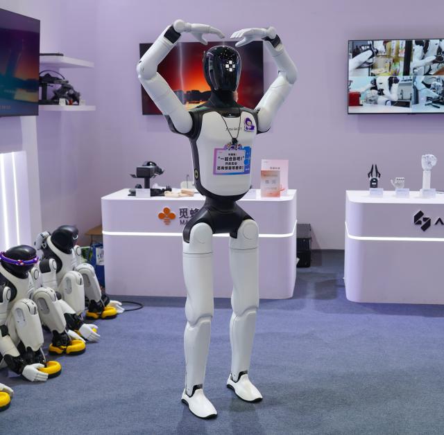 (260919) -- NANNING, Sept. 19, 2026 (Xinhua) -- A robot gestures to visitors at the 23rd China-ASEAN Expo in Nanning, south China's Guangxi Zhuang Autonomous Region, Sept. 18, 2026. Multiple intelligent robots were showcased and demonstrated a variety of skills at the China-ASEAN Expo. (Xinhua/Shao Zedong)