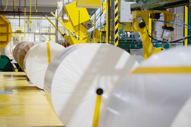 (260919) -- SHISHOU, Sept. 19, 2026 (Xinhua) -- This photo taken on Sept. 13, 2026 shows a papermaking workshop using Miscanthus lutarioriparius to produce specialty paper in Shishou City, central China's Hubei Province. TO GO WITH "Across China: Chinese entrepreneur shapes low-carbon future via Yangtze plant" (Xinhua)