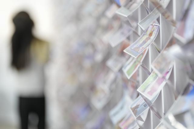 (260919) -- PINGYAO, Sept. 19, 2026 (Xinhua) -- A visitor views works at the 26th Pingyao International Photography Festival (PIP) in Pingyao ancient town in Jinzhong, north China's Shanxi Province, Sept. 19, 2025. The 26th PIP kicked off here on Saturday, featuring works by more than 2,600 photographers from over 30 countries and regions. The event will run until Sept. 23. (Xinhua/Yang Chenguang)