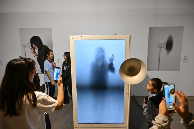 (260919) -- PINGYAO, Sept. 19, 2026 (Xinhua) -- People visit the 26th Pingyao International Photography Festival (PIP) in Pingyao ancient town in Jinzhong, north China's Shanxi Province, Sept. 19, 2025. The 26th PIP kicked off here on Saturday, featuring works by more than 2,600 photographers from over 30 countries and regions. The event will run until Sept. 23. (Xinhua/Sun Ruibo)