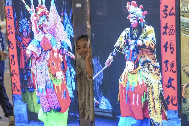 (260919) -- PINGYAO, Sept. 19, 2026 (Xinhua) -- A girl visits the 26th Pingyao International Photography Festival (PIP) in Pingyao ancient town in Jinzhong, north China's Shanxi Province, Sept. 19, 2025. The 26th PIP kicked off here on Saturday, featuring works by more than 2,600 photographers from over 30 countries and regions. The event will run until Sept. 23. (Xinhua/Yang Chenguang)