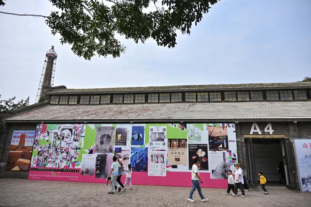 (260919) -- PINGYAO, Sept. 19, 2026 (Xinhua) -- People visit the 26th Pingyao International Photography Festival (PIP) in Pingyao ancient town in Jinzhong, north China's Shanxi Province, Sept. 19, 2025. The 26th PIP kicked off here on Saturday, featuring works by more than 2,600 photographers from over 30 countries and regions. The event will run until Sept. 23. (Xinhua/Sun Ruibo)