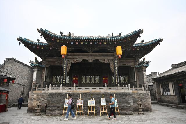 (260919) -- PINGYAO, Sept. 19, 2026 (Xinhua) -- People visit the 26th Pingyao International Photography Festival (PIP) in Pingyao ancient town in Jinzhong, north China's Shanxi Province, Sept. 19, 2025. The 26th PIP kicked off here on Saturday, featuring works by more than 2,600 photographers from over 30 countries and regions. The event will run until Sept. 23. (Xinhua/Sun Ruibo)