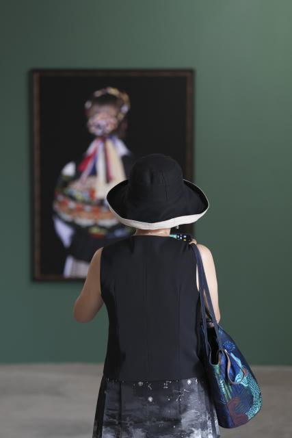 (260919) -- PINGYAO, Sept. 19, 2026 (Xinhua) -- A woman visits the 26th Pingyao International Photography Festival (PIP) in Pingyao ancient town in Jinzhong, north China's Shanxi Province, Sept. 19, 2025. The 26th PIP kicked off here on Saturday, featuring works by more than 2,600 photographers from over 30 countries and regions. The event will run until Sept. 23. (Xinhua/Yang Chenguang)