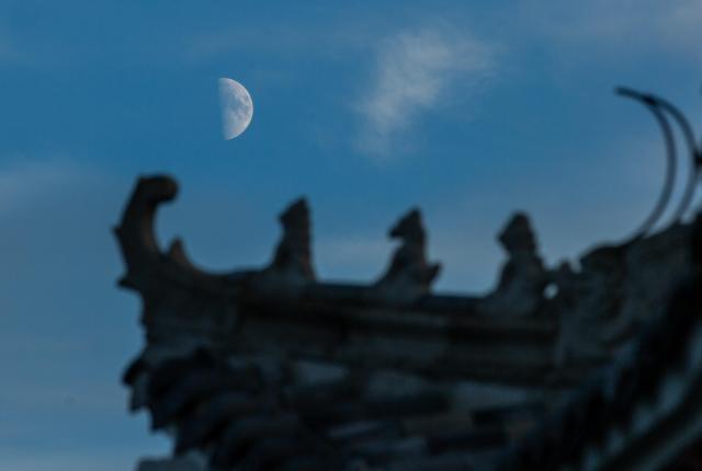 (260919) -- HARBIN, Sept. 19, 2026 (Xinhua) -- This photo taken on Sept. 19, 2026 shows the first quarter moon in the sky in Jiamusi City, northeast China's Heilongjiang Province. (Photo by Chen Zhiguo/Xinhua)