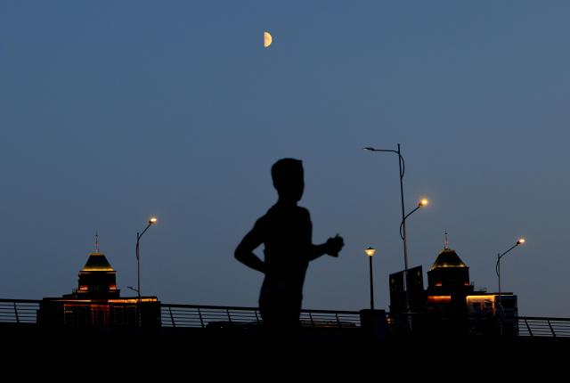 (260919) -- HARBIN, Sept. 19, 2026 (Xinhua) -- This photo taken on Sept. 19, 2026 shows the first quarter moon in the sky in Harbin, northeast China's Heilongjiang Province. (Photo by Zhang Shu/Xinhua)