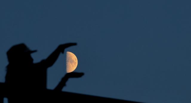 (260919) -- HARBIN, Sept. 19, 2026 (Xinhua) -- This photo taken on Sept. 19, 2026 shows the first quarter moon in the sky in Harbin, northeast China's Heilongjiang Province. (Photo by Zhang Shu/Xinhua)