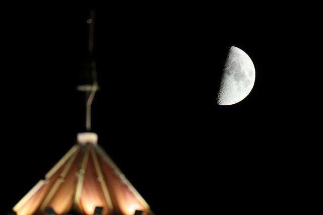 (260919) -- HARBIN, Sept. 19, 2026 (Xinhua) -- This photo taken on Sept. 19, 2026 shows the first quarter moon in the sky in Fuyuan City, northeast China's Heilongjiang Province. (Photo by Li Yongjun/Xinhua)