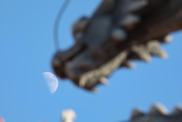 (260919) -- JINGHONG, Sept. 19, 2026 (Xinhua) -- This photo taken on Sept. 19, 2026 shows the first quarter moon in the sky in Jinghong City, southwest China's Yunnan Province. (Photo by Li Yunsheng/Xinhua)