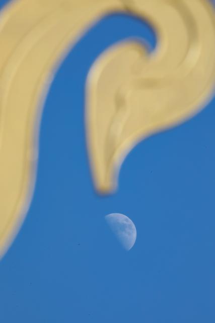 (260919) -- JINGHONG, Sept. 19, 2026 (Xinhua) -- This photo taken on Sept. 19, 2026 shows the first quarter moon in the sky in Jinghong City, southwest China's Yunnan Province. (Photo by Li Yunsheng/Xinhua)
